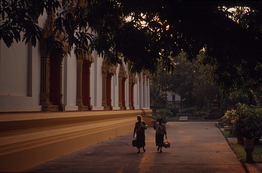 laos003 - Early morning temple Vientiane.jpg